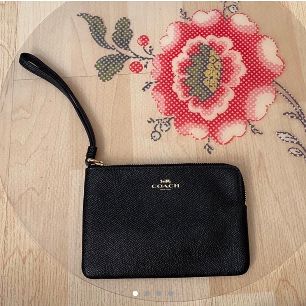 black Coach brand clutch ✨